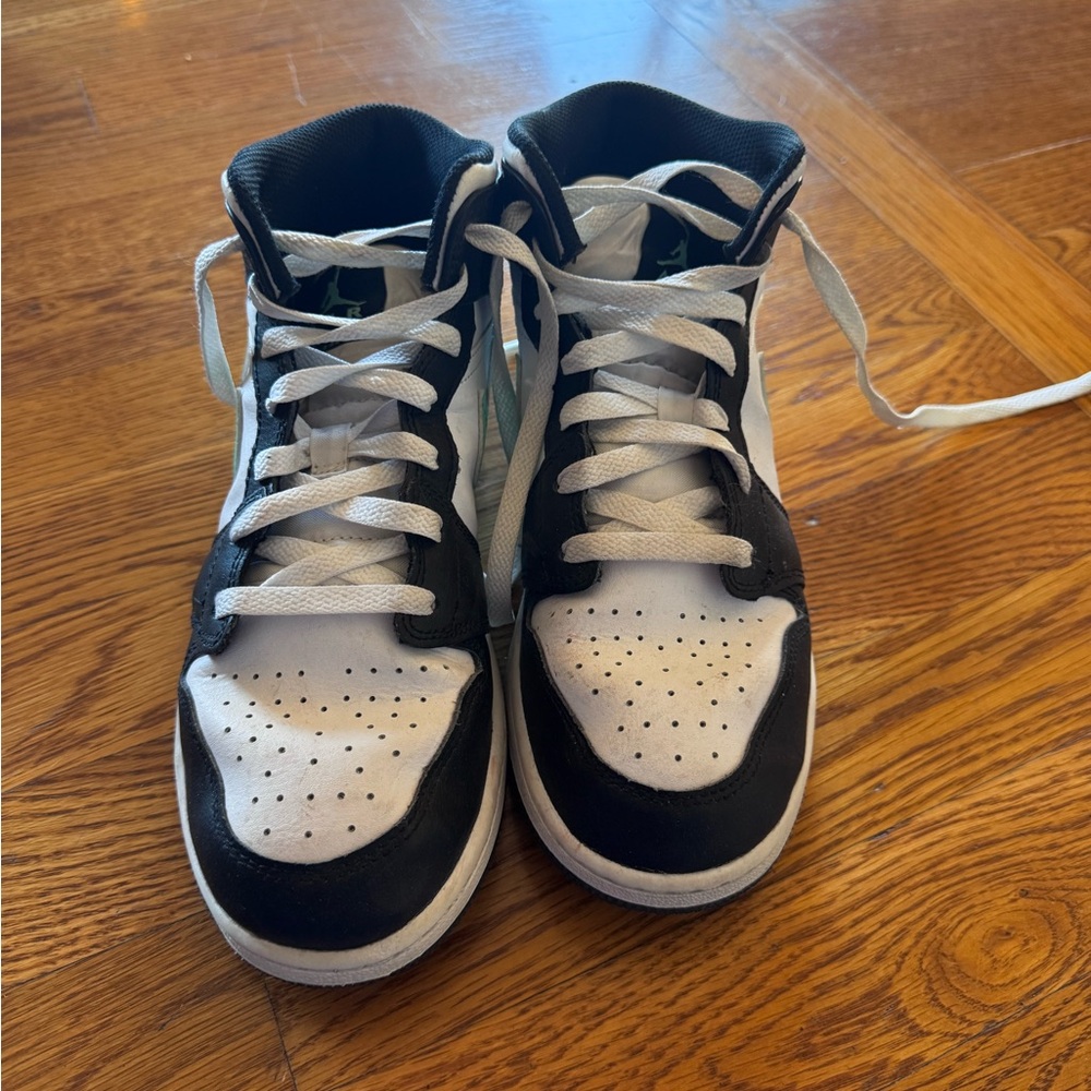 Nike Kids Sneakers in Black and White
